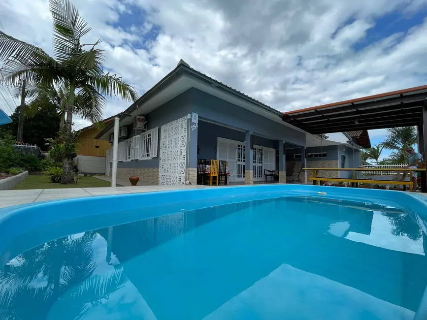 Foto 1 de Casa com 4 quartos à venda, 134m2 em Balneario Barra Do Sul - SC