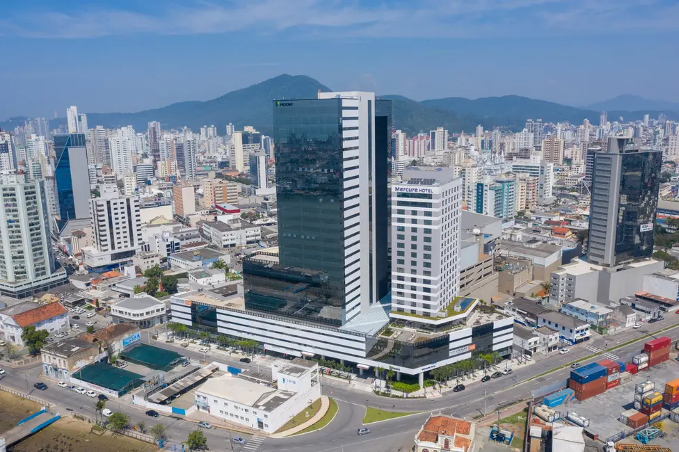 Sala Comercial à venda, 114m2 em Centro, Balneario Camboriu - SC - imagem 4 Foto 4 de Sala Comercial à venda, 114m2 em Centro, Balneario Camboriu - SC
