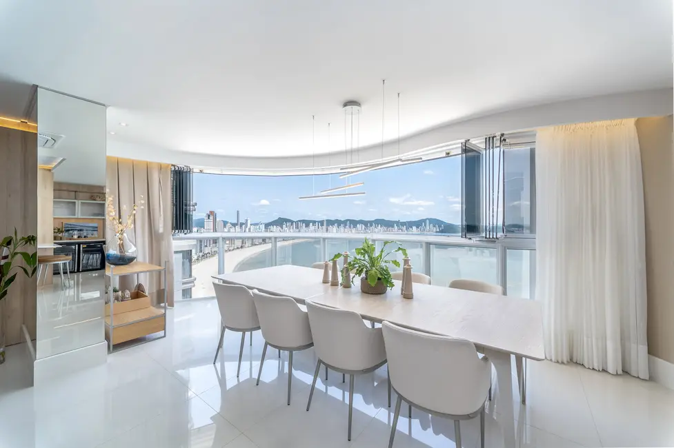 Apartamento com 4 quartos à venda, 233m2 em Centro, Balneario Camboriu - SC - imagem 3 Foto 3 de Apartamento com 4 quartos à venda, 233m2 em Centro, Balneario Camboriu - SC