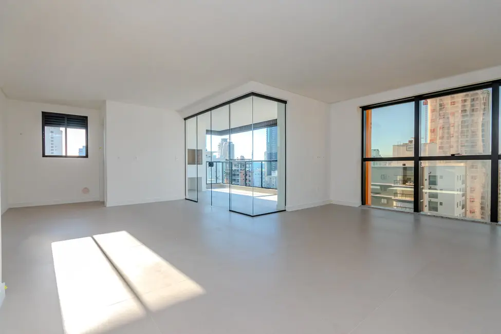 Apartamento com 3 quartos à venda, 130m2 em Meia Praia, Itapema - SC - imagem 2 Foto 2 de Apartamento com 3 quartos à venda, 130m2 em Meia Praia, Itapema - SC