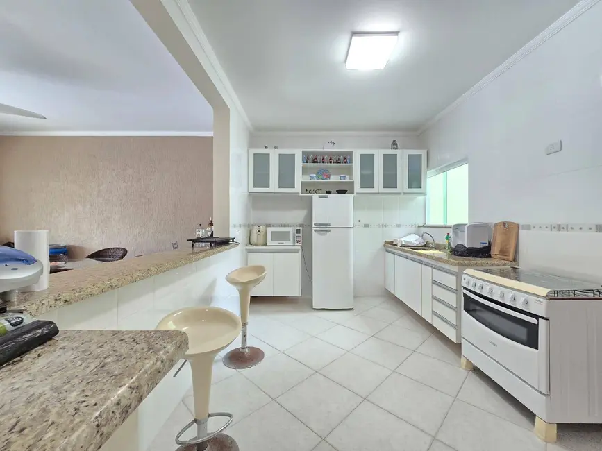 Foto 5 de Casa com 3 quartos à venda, 250m2 em Peruibe - SP