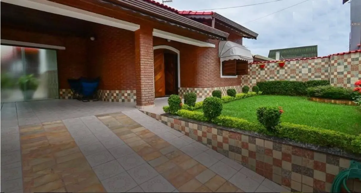 Foto 1 de Casa com 3 quartos à venda, 250m2 em Peruibe - SP