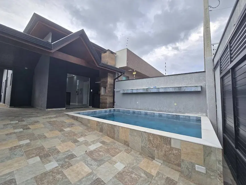 Foto 1 de Casa com 2 quartos à venda, 150m2 em Peruibe - SP