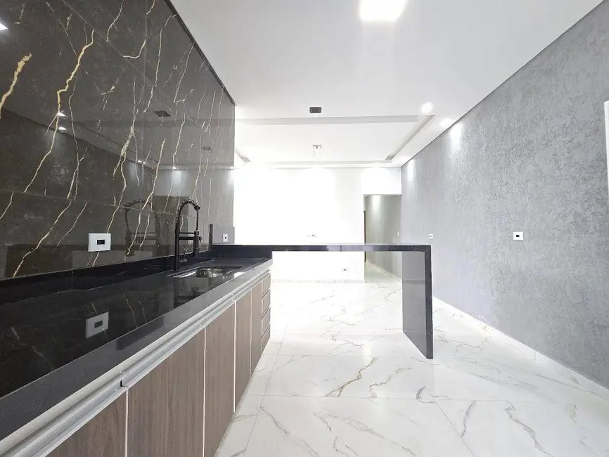 Foto 2 de Casa com 2 quartos à venda, 150m2 em Peruibe - SP