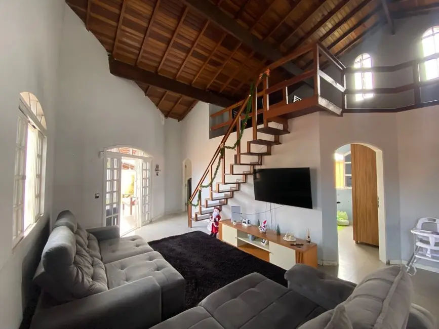 Casa com 4 quartos à venda e para alugar, 600m2 em Itanhaem - SP - imagem 2 Foto 2 de Casa com 4 quartos à venda e para alugar, 600m2 em Itanhaem - SP