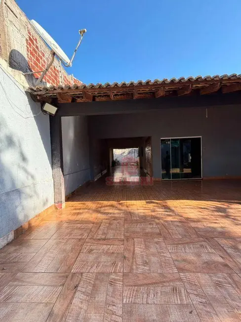 Casa com 3 quartos à venda, 300m2 em Residencial Pioneiro Odwaldo Bueno Netto, Maringa - PR - imagem 4 Foto 4 de Casa com 3 quartos à venda, 300m2 em Residencial Pioneiro Odwaldo Bueno Netto, Maringa - PR