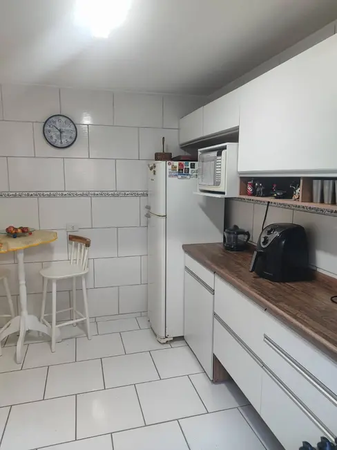 Sobrado com 3 quartos à venda, 130m2 em Uberaba, Curitiba - PR - imagem 4 Foto 4 de Sobrado com 3 quartos à venda, 130m2 em Uberaba, Curitiba - PR