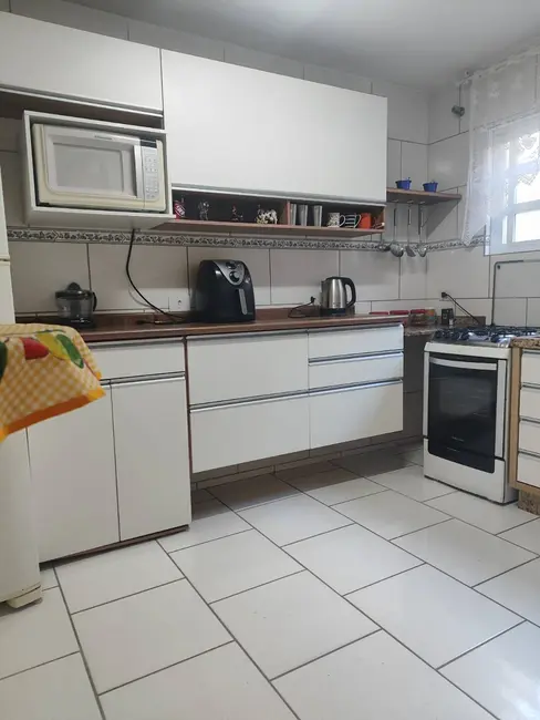Sobrado com 3 quartos à venda, 130m2 em Uberaba, Curitiba - PR - imagem 2 Foto 2 de Sobrado com 3 quartos à venda, 130m2 em Uberaba, Curitiba - PR