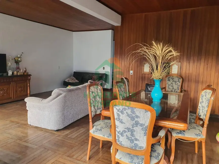 Casa com 5 quartos à venda, 310m2 em Iucas, Teresopolis - RJ - imagem 2 Foto 2 de Casa com 5 quartos à venda, 310m2 em Iucas, Teresopolis - RJ