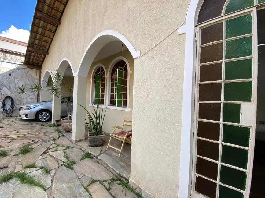 Casa com 4 quartos à venda, 288m2 em Alípio de Melo, Belo Horizonte - MG - imagem 1 Foto 1 de Casa com 4 quartos à venda, 288m2 em Alípio de Melo, Belo Horizonte - MG