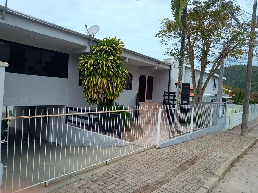 Foto 2 de Casa com 6 quartos à venda, 300m2 em Bombinhas - SC