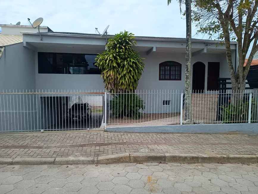 Foto 1 de Casa com 6 quartos à venda, 300m2 em Bombinhas - SC