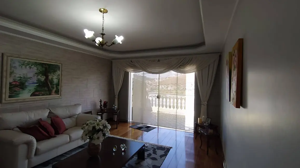 Casa com 4 quartos à venda, 205m2 em Santa Ângela, Pocos De Caldas - MG - imagem 6 Foto 6 de Casa com 4 quartos à venda, 205m2 em Santa Ângela, Pocos De Caldas - MG