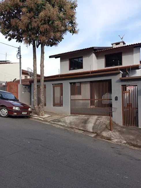 Casa com 3 quartos à venda, 250m2 em Jardim Ipê, Pocos De Caldas - MG - imagem 2 Foto 2 de Casa com 3 quartos à venda, 250m2 em Jardim Ipê, Pocos De Caldas - MG