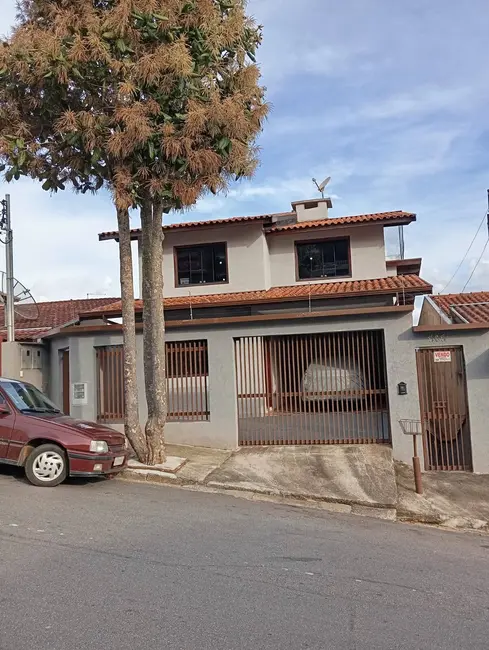 Casa com 3 quartos à venda, 250m2 em Jardim Ipê, Pocos De Caldas - MG - imagem 1 Foto 1 de Casa com 3 quartos à venda, 250m2 em Jardim Ipê, Pocos De Caldas - MG