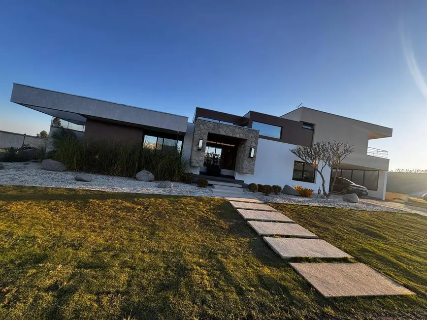 Casa com 3 quartos à venda, 685m2 em Pocos De Caldas - MG - imagem 1 Foto 1 de Casa com 3 quartos à venda, 685m2 em Pocos De Caldas - MG