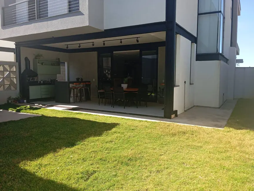 Casa com 4 quartos à venda, 231m2 em Pocos De Caldas - MG - imagem 3 Foto 3 de Casa com 4 quartos à venda, 231m2 em Pocos De Caldas - MG