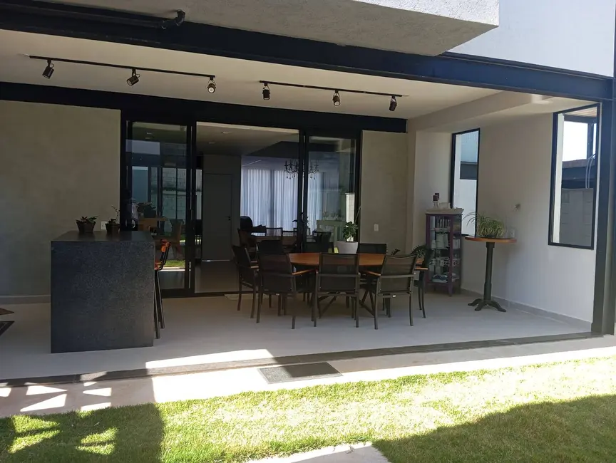 Casa com 4 quartos à venda, 231m2 em Pocos De Caldas - MG - imagem 2 Foto 2 de Casa com 4 quartos à venda, 231m2 em Pocos De Caldas - MG