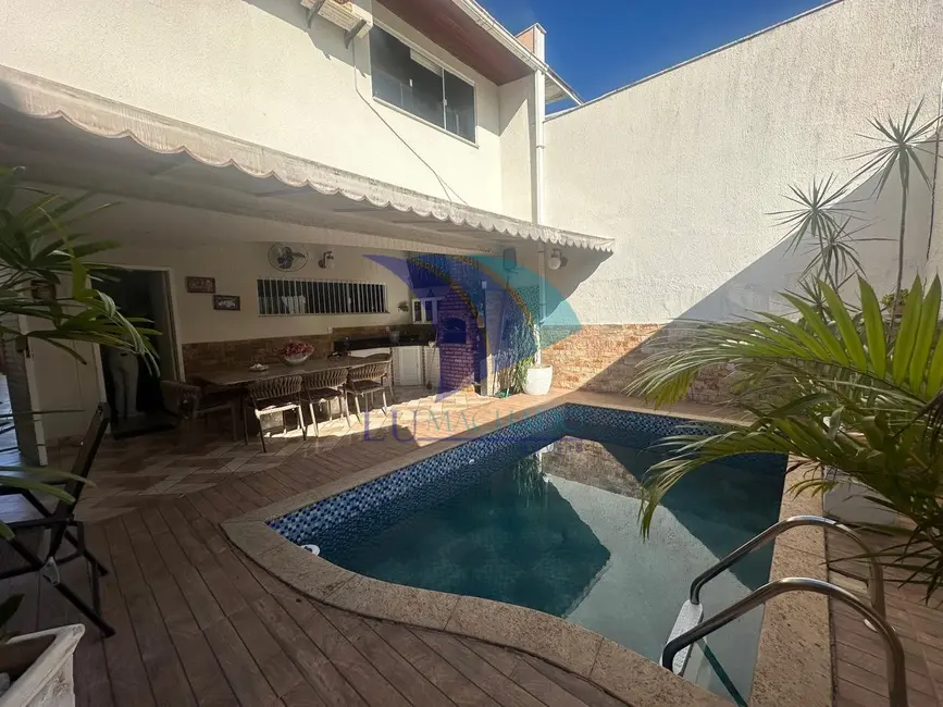 Foto 2 de Casa com 4 quartos à venda, 225m2 em Cabo Frio - RJ