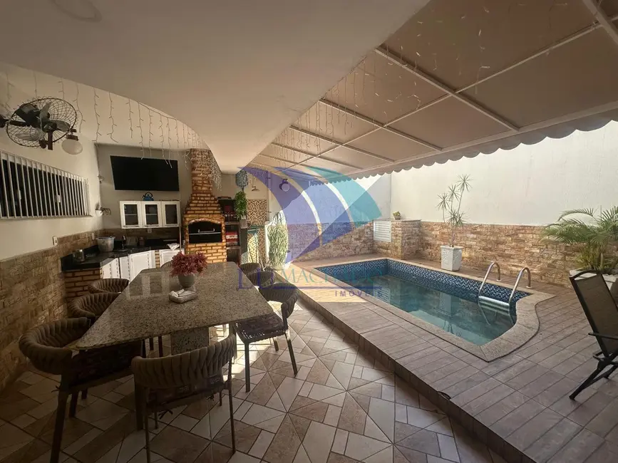 Foto 3 de Casa com 4 quartos à venda, 225m2 em Cabo Frio - RJ