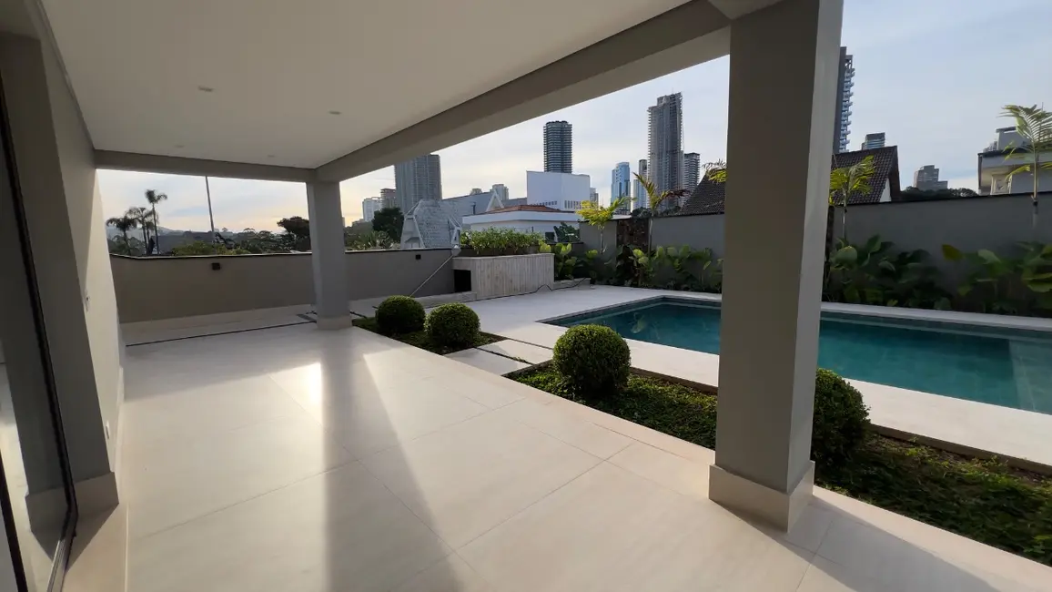 Casa de Condomínio com 5 quartos à venda, 840m2 em Barueri - SP - imagem 2 Foto 2 de Casa de Condomínio com 5 quartos à venda, 840m2 em Barueri - SP