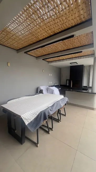 Casa de Condomínio com 3 quartos para alugar, 200m2 em Tamboré, Santana De Parnaiba - SP - imagem 2 Foto 2 de Casa de Condomínio com 3 quartos para alugar, 200m2 em Tamboré, Santana De Parnaiba - SP