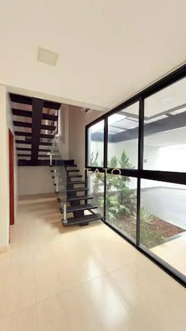 Foto 8 de Sobrado com 3 quartos à venda, 300m2 em Centro, Ituiutaba - MG
