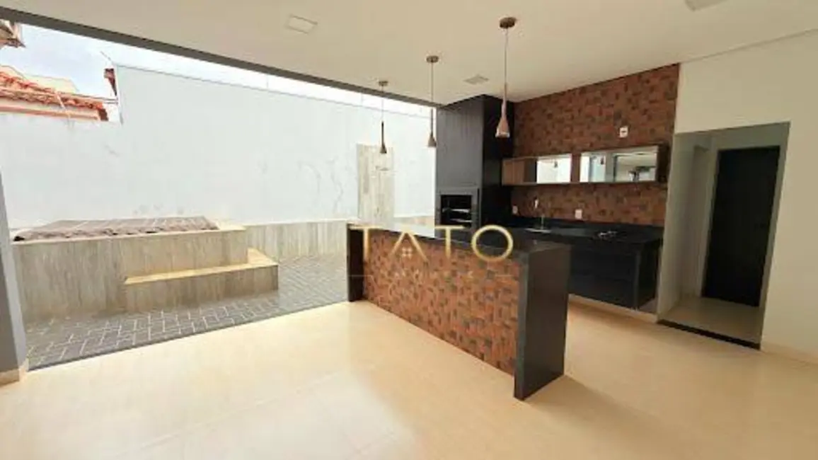 Foto 2 de Sobrado com 3 quartos à venda, 300m2 em Centro, Ituiutaba - MG