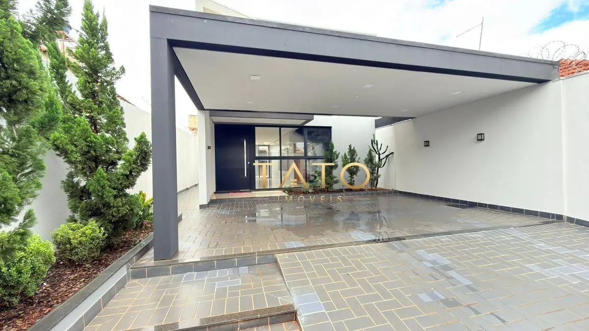 Foto 1 de Sobrado com 3 quartos à venda, 300m2 em Centro, Ituiutaba - MG