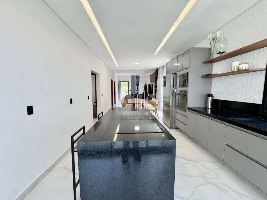 Foto 2 de Sobrado com 2 quartos à venda, 250m2 em Parque Residencial Maria Elmira, Cacapava - SP