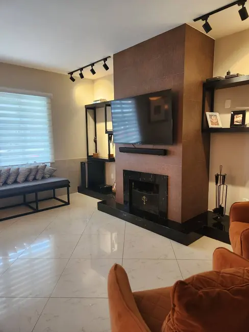 Casa com 5 quartos à venda, 328m2 em Sambaqui, Florianopolis - SC - imagem 2 Foto 2 de Casa com 5 quartos à venda, 328m2 em Sambaqui, Florianopolis - SC