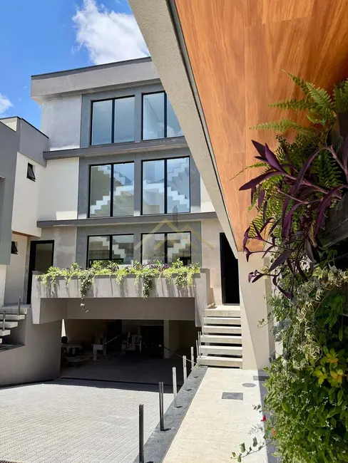 Casa com 3 quartos à venda, 257m2 em Campina do Siqueira, Curitiba - PR - imagem 2 Foto 2 de Casa com 3 quartos à venda, 257m2 em Campina do Siqueira, Curitiba - PR