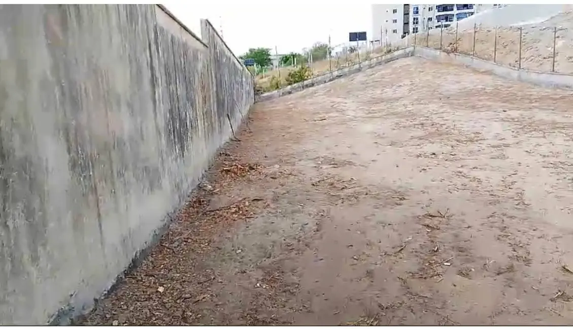 Foto 2 de Terreno / Lote à venda, 663m2 em De Lourdes, Fortaleza - CE