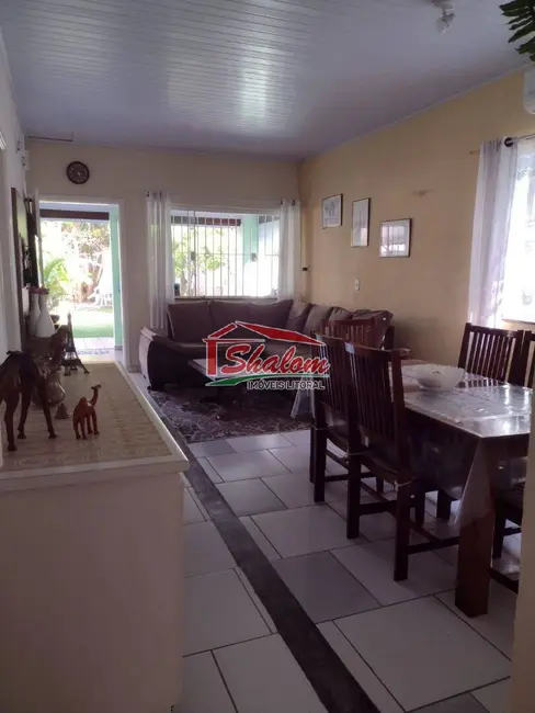 Foto 6 de Casa com 2 quartos para alugar, 166m2 em Centro, Caraguatatuba - SP