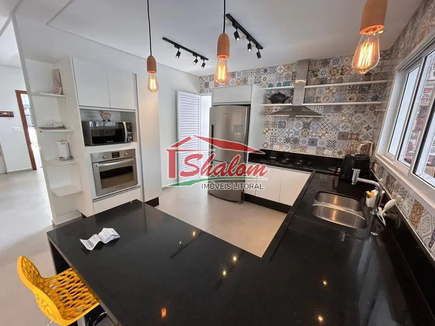 Sobrado com 4 quartos para alugar, 360m2 em Balneário Copacabana, Caraguatatuba - SP - imagem 7 Foto 7 de Sobrado com 4 quartos para alugar, 360m2 em Balneário Copacabana, Caraguatatuba - SP