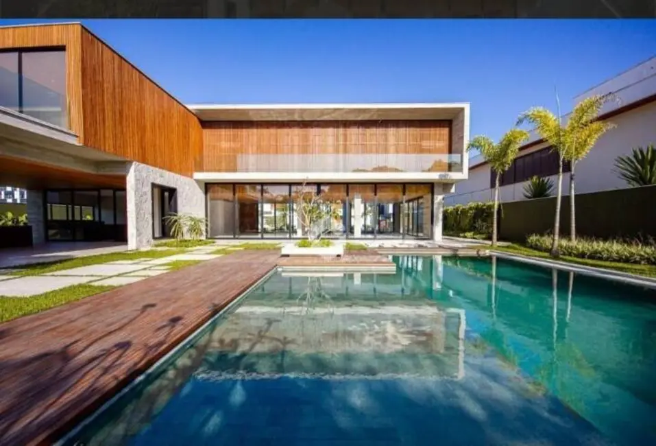 Casa com 5 quartos à venda, 1460m2 em Barra da Tijuca, Rio De Janeiro - RJ - imagem 3 Foto 3 de Casa com 5 quartos à venda, 1460m2 em Barra da Tijuca, Rio De Janeiro - RJ