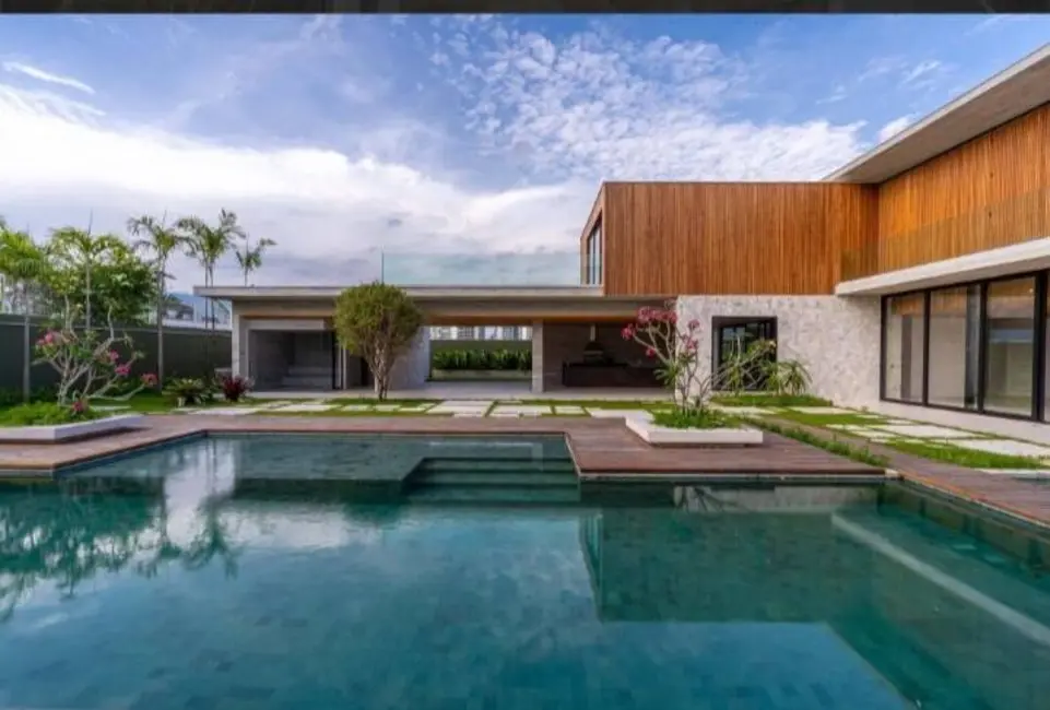 Casa com 5 quartos à venda, 1460m2 em Barra da Tijuca, Rio De Janeiro - RJ - imagem 4 Foto 4 de Casa com 5 quartos à venda, 1460m2 em Barra da Tijuca, Rio De Janeiro - RJ