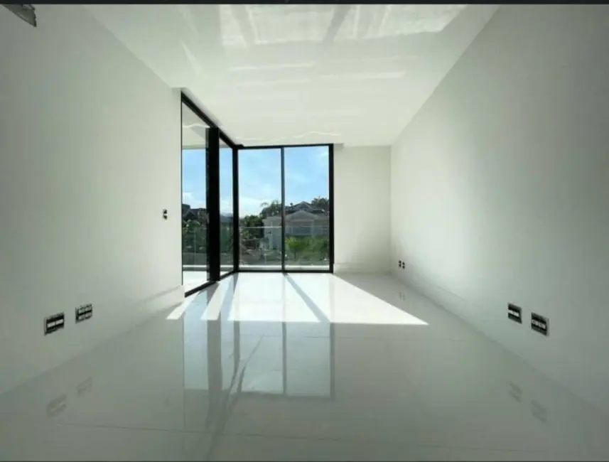 Casa com 4 quartos à venda, 1100m2 em Barra da Tijuca, Rio De Janeiro - RJ - imagem 5 Foto 5 de Casa com 4 quartos à venda, 1100m2 em Barra da Tijuca, Rio De Janeiro - RJ