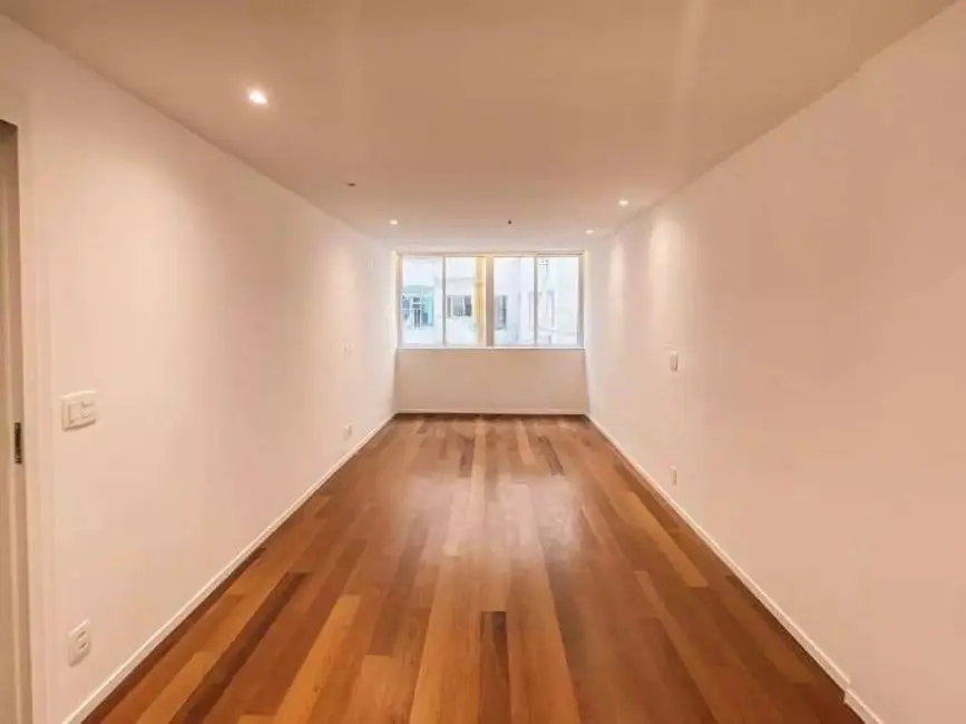 Apartamento com 3 quartos à venda, 184m2 em Copacabana, Rio De Janeiro - RJ - imagem 8 Foto 8 de Apartamento com 3 quartos à venda, 184m2 em Copacabana, Rio De Janeiro - RJ