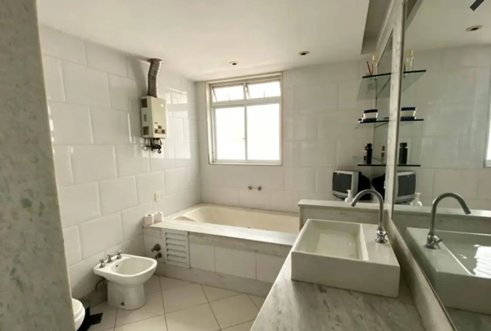 Apartamento com 3 quartos à venda, 200m2 em Copacabana, Rio De Janeiro - RJ - imagem 8 Foto 8 de Apartamento com 3 quartos à venda, 200m2 em Copacabana, Rio De Janeiro - RJ