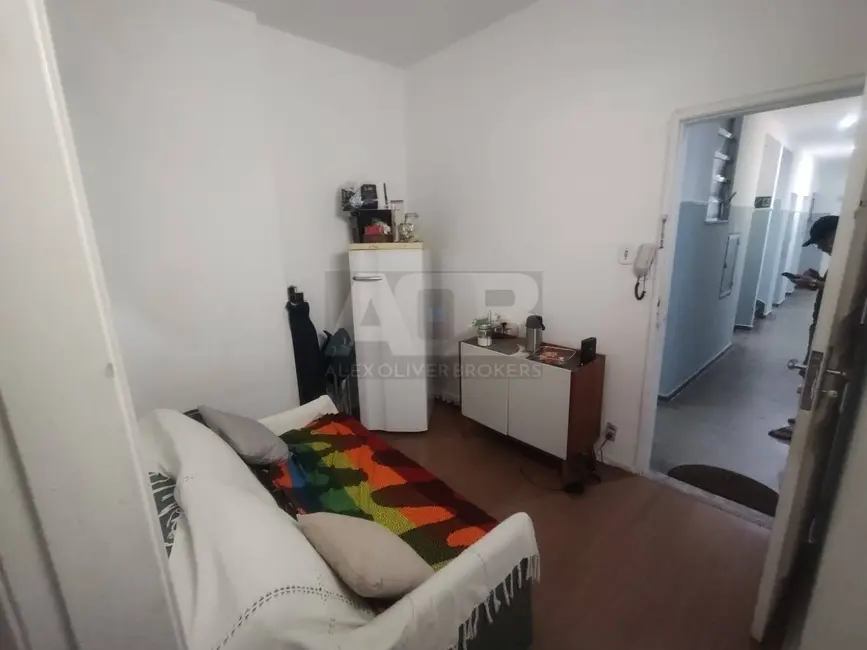 Apartamento com 1 quarto à venda, 30m2 em Copacabana, Rio De Janeiro - RJ - imagem 2 Foto 2 de Apartamento com 1 quarto à venda, 30m2 em Copacabana, Rio De Janeiro - RJ