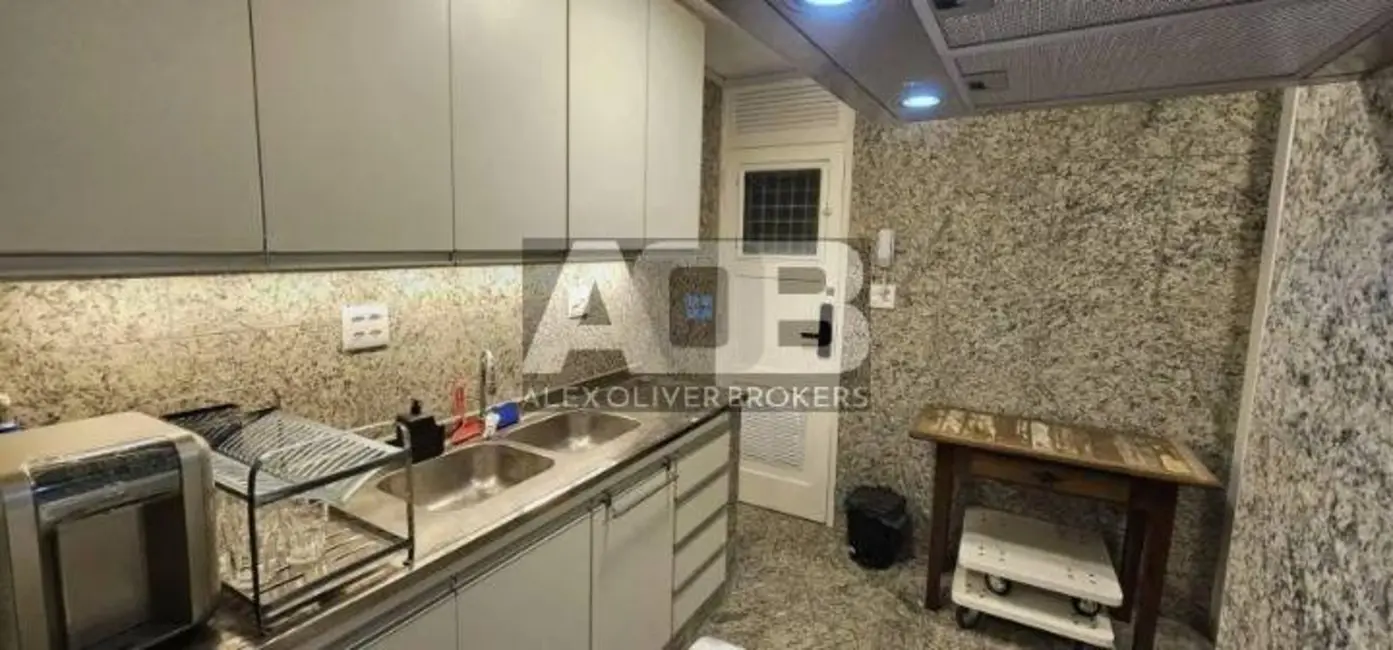 Apartamento com 3 quartos à venda, 110m2 em Copacabana, Rio De Janeiro - RJ - imagem 3 Foto 3 de Apartamento com 3 quartos à venda, 110m2 em Copacabana, Rio De Janeiro - RJ