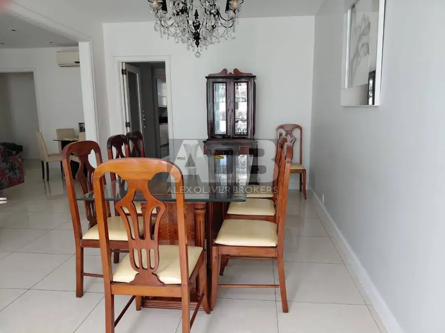 Apartamento com 3 quartos à venda, 218m2 em Copacabana, Rio De Janeiro - RJ - imagem 9 Foto 9 de Apartamento com 3 quartos à venda, 218m2 em Copacabana, Rio De Janeiro - RJ