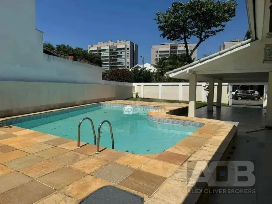 Casa com 3 quartos à venda e para alugar, 470m2 em Barra da Tijuca, Rio De Janeiro - RJ - imagem 1 Foto 1 de Casa com 3 quartos à venda e para alugar, 470m2 em Barra da Tijuca, Rio De Janeiro - RJ