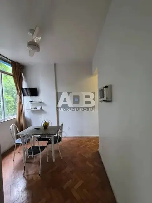 Apartamento com 1 quarto à venda, 31m2 em Copacabana, Rio De Janeiro - RJ - imagem 2 Foto 2 de Apartamento com 1 quarto à venda, 31m2 em Copacabana, Rio De Janeiro - RJ