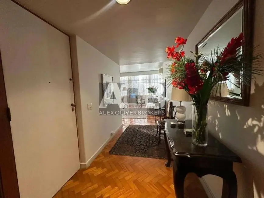 Apartamento com 3 quartos à venda, 201m2 em Copacabana, Rio De Janeiro - RJ - imagem 7 Foto 7 de Apartamento com 3 quartos à venda, 201m2 em Copacabana, Rio De Janeiro - RJ