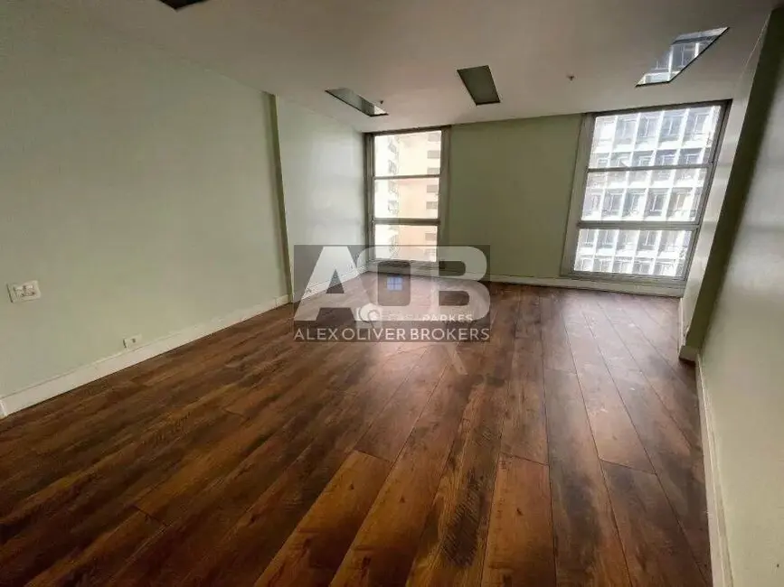 Sala Comercial à venda e para alugar, 120m2 em Centro, Rio De Janeiro - RJ - imagem 2 Foto 2 de Sala Comercial à venda e para alugar, 120m2 em Centro, Rio De Janeiro - RJ