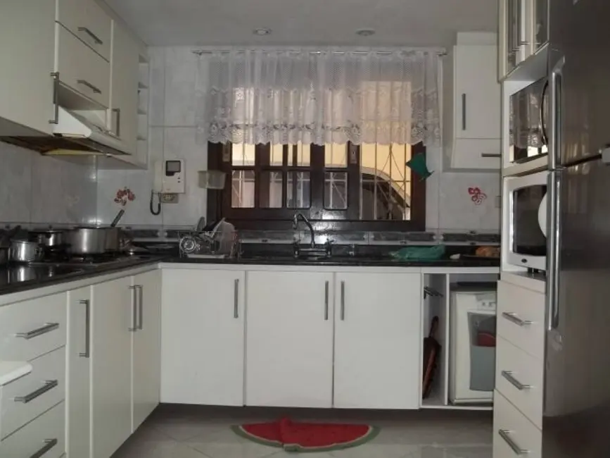 Sobrado com 3 quartos à venda, 300m2 em Santo Inácio, Curitiba - PR - imagem 9 Foto 9 de Sobrado com 3 quartos à venda, 300m2 em Santo Inácio, Curitiba - PR