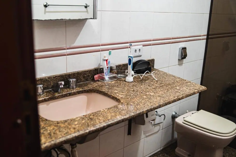 Casa com 4 quartos à venda, 299m2 em Santo Inácio, Curitiba - PR - imagem 2 Foto 2 de Casa com 4 quartos à venda, 299m2 em Santo Inácio, Curitiba - PR