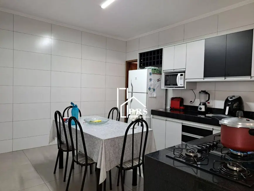 Foto 1 de Casa com 2 quartos à venda, 180m2 em Vinhedo - SP